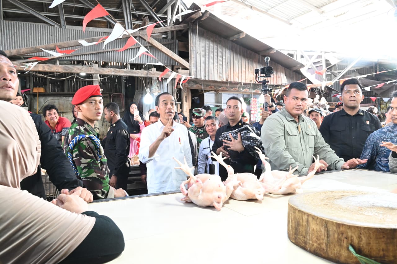 Presiden Jokowi Bagikan Blt Ke Pedagang Pasar Masomba Palu Sultengterkini 2659