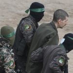 hamas-kembali-bebaskan-3-sandera-ke-israel_169