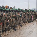 Para-pejuang-Hamas-berdiri-dalam-formasi-menjelang-pembebasan-sandera-Israel-di-Nuseirat-Jalur-Gaza-Sabtu-22-Februari-2025.-AP-1