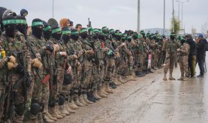 Para-pejuang-Hamas-berdiri-dalam-formasi-menjelang-pembebasan-sandera-Israel-di-Nuseirat-Jalur-Gaza-Sabtu-22-Februari-2025.-AP-1