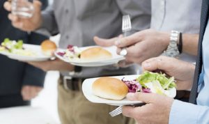 makan-dan-minum-sambil-berdiri-bolehkah-VXliOkhnHe