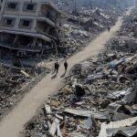 warga-palestina-berjalan-melewati-rumah-rumah-yang-hancur-di-tengah-konflik-yang-sedang-berlangsung-antara-israel-dan-hamas-di_169