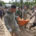 Proses-evakuasi-korban-bencana-sumatera-1398695442