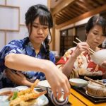 ilustrasi-orang-jepang-lagi-makan_169
