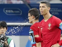 Alih-alih Menelan, Mengapa Pesepakbola Sering Semburkan Air yang Diminum?