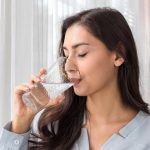 ilustrasi-perempuan-minum-air-mineral_169