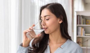 ilustrasi-perempuan-minum-air-mineral_169
