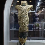 ini-gaun-emas-termahal-di-dunia-beratnya-10-kg-harganya-rp24-miliar-jsl