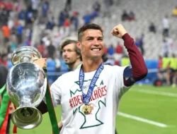 Gagal di Piala Dunia 2026, Cristiano Ronaldo Pamer Trofi Piala Eropa 2016