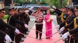 Tradisi Pedang Pora dan Tarian Adat Sambut Pejabat Baru Kapolresta Banggai