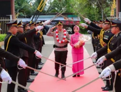 Tradisi Pedang Pora dan Tarian Adat Sambut Pejabat Baru Kapolresta Banggai