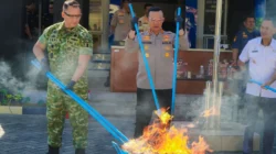 398.224 Batang Rokok dan 84 Liter Miras Ilegal di Luwuk Dimusnahkan