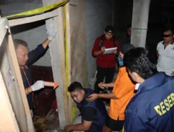 Tersangka Peragakan Adegan Kasus Pembunuhan Satu Keluarga di Duyu Palu Saat Pra Rekonstruksi