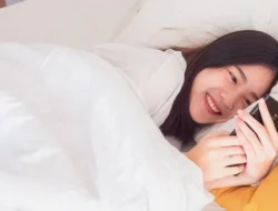 Langsung Cek Notif HP Pas Bangun Tidur? Bisa Begini Efeknya ke Jantung
